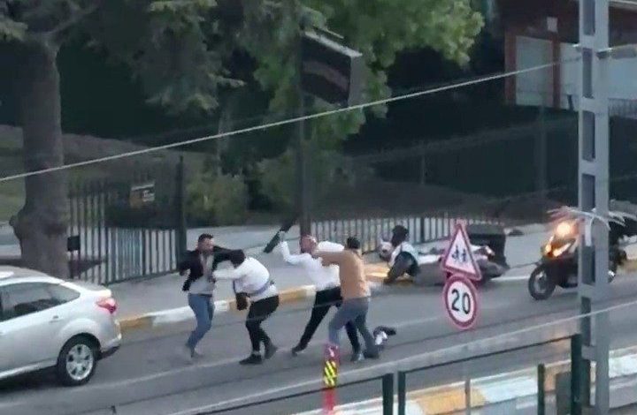 Pendik’te yol verme kavgası: Yumruklar, kask ve bıçak havada uçuştu 1 pendikte yol verme kavgasi yumruklar kask ve bicak havada ucustu 00b2f8824b87 |