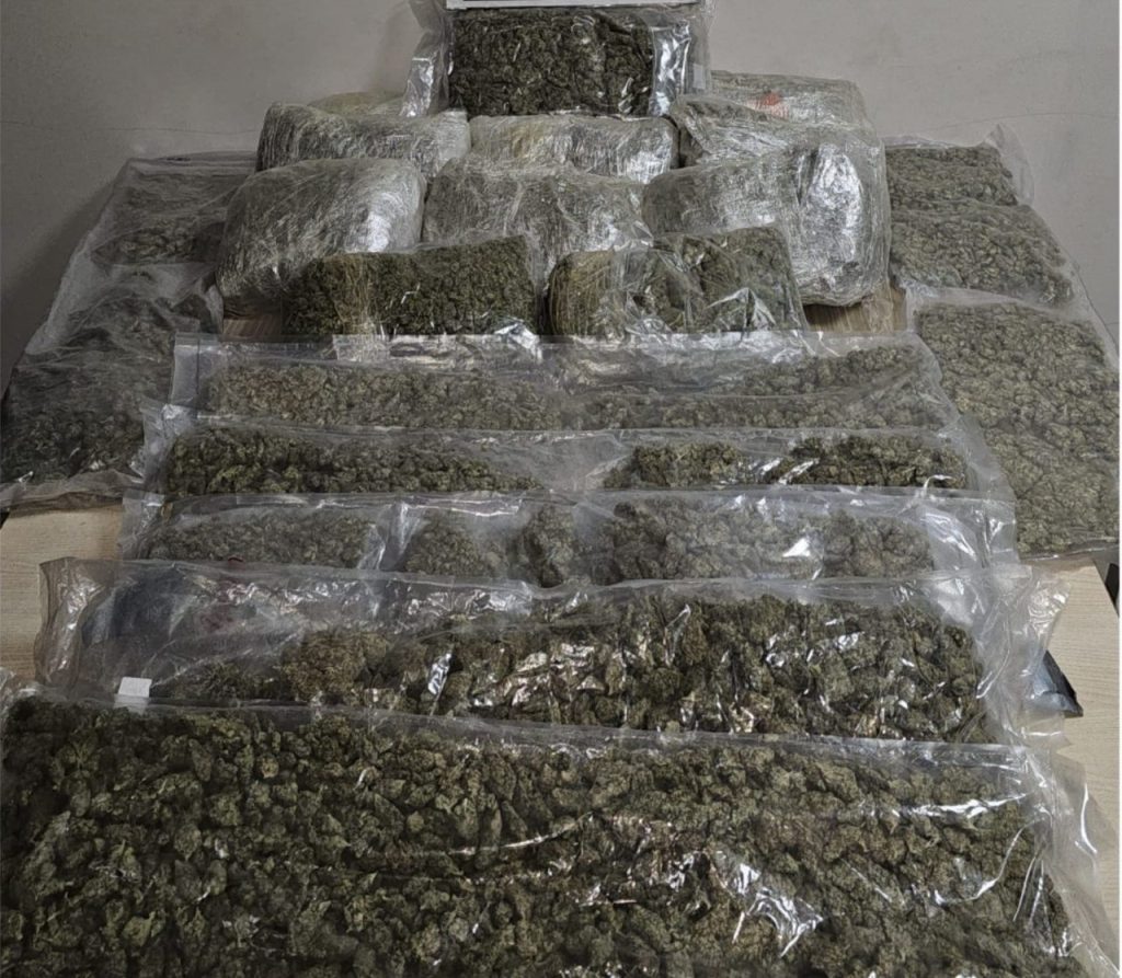 polis kokuyu aldi aractan 19 kilo esrar cikti ae504d7e6b46 |