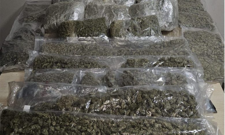 Polis kokuyu aldı, araçtan 19 kilo esrar çıktı 1 polis kokuyu aldi aractan 19 kilo esrar cikti ae504d7e6b46 |