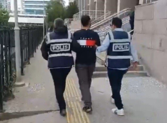 Polisten kaçarken yüksekten düşen uyuşturucu satıcısı tutuklandı 1 polisten kacarken yuksekten dusen uyusturucu saticisi tutuklandi a449125cab60 |
