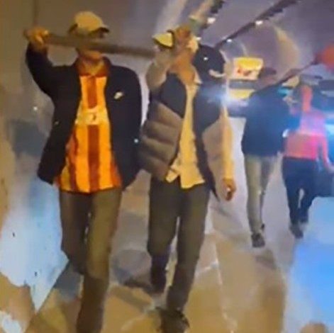 sampiyonluk kutlamasina doner bicaklariyla katildilar 1edae644ba92 |