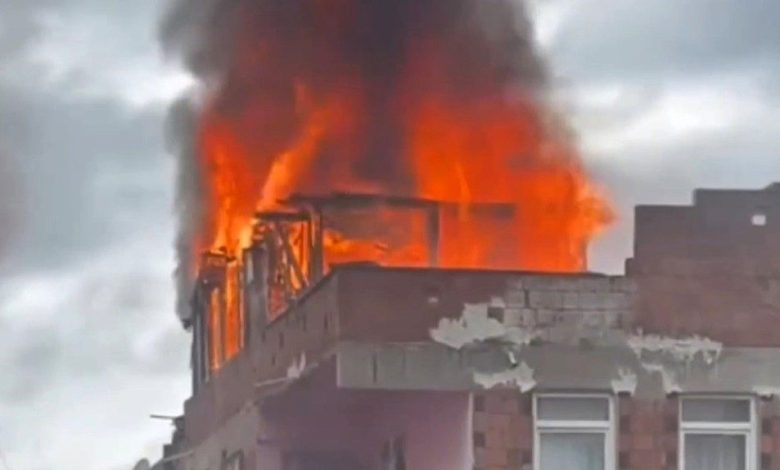 sultanbeylide korkutan cati yangini alevler yan binaya sicradi 16a8a04d48db |