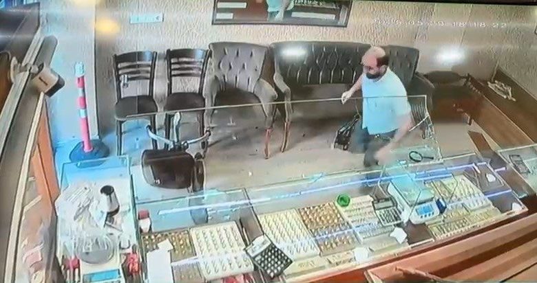 Sultanbeyli’de kuyumcuda silahlı soygun girişimi: Sandalye fırlatarak soyguncuyu kaçırdılar 1 sultanbeylide kuyumcuda silahli soygun girisimi sandalye firlatarak soyguncuyu kacirdilar 2c96921ff99d |
