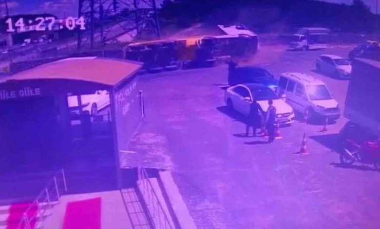 sultanbeylide viraji donemeyen hafriyat kamyonu otomobilin uzerine devrildi 289ea2b79ec1 |