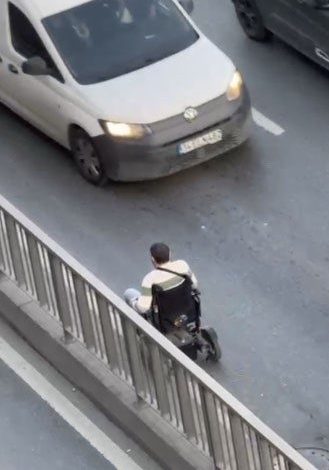 sultangazide engelli vatandas tekerlekli sandalyeyle ters yonde trafige girdi 654e14c6c390 |