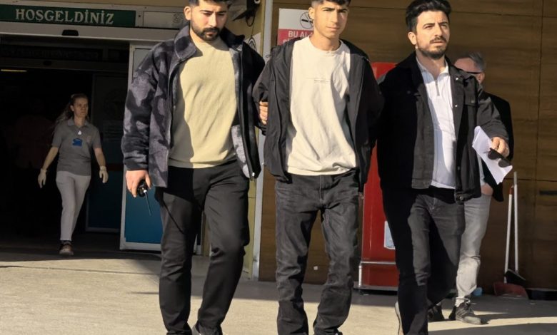 Tarla ve araç satışlarında indirim vaadiyle 5 kişiyi dolandıran şahıs tutuklandı 1 tarla ve arac satislarinda indirim vaadiyle 5 kisiyi dolandiran sahis tutuklandi 88f7913fd1af |