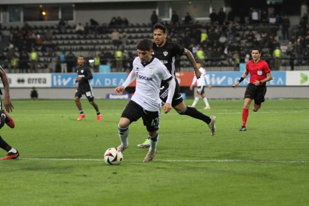 turk kulupleri azerbaycanli kerem akturkoglunun pesinde d6b21c4c8cbe |