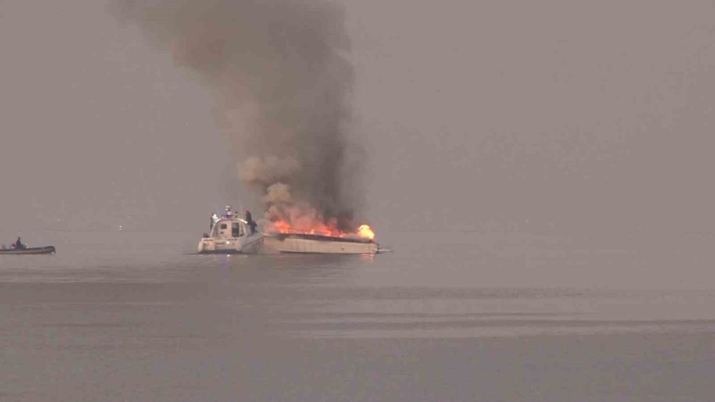 tuzlada tekneler alev alev yandi dab2d263acf1 |