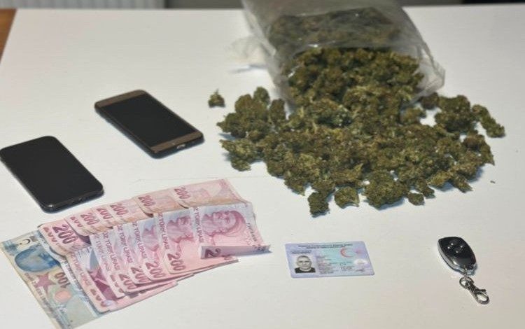 Uyuşturucu tacirlerinden akılalmaz yöntem: Uzaktan kumandalı gizli bölmeden uyuşturucu çıktı 1 uyusturucu tacirlerinden akilalmaz yontem uzaktan kumandali gizli bolmeden uyusturucu cikti 448840bff20c |