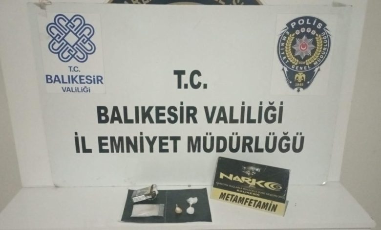 uyusturucu ticareti yapan 3 sahis tutuklandi 713439308318 |