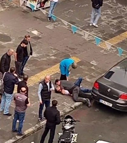 yakalaninca calisanin parmagini isiran hirsiz yere yatirilarak etkisiz hale getirildi d8d6311ed5e2 |