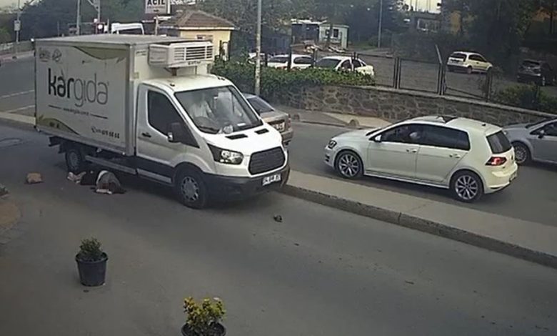 yolun karsisina gecmeye calisan kadinin uzerinden kamyonet gecti 68832a06c5dd |