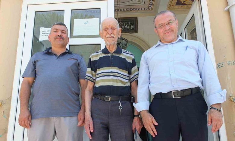 59 yildir gonullu muezzinlik yapiyor 2dca7a5b9fff e1750940297231 |