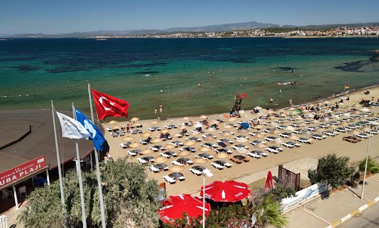 Ayvalik Belediyesi plajlarinda gondere Mavi Bayrak cekildi 2 |