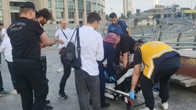 adliye meydanindaki bariyerler ruzgarin etkisiyle 2 personelin uzerine devrildi d2c37ee0df0b |
