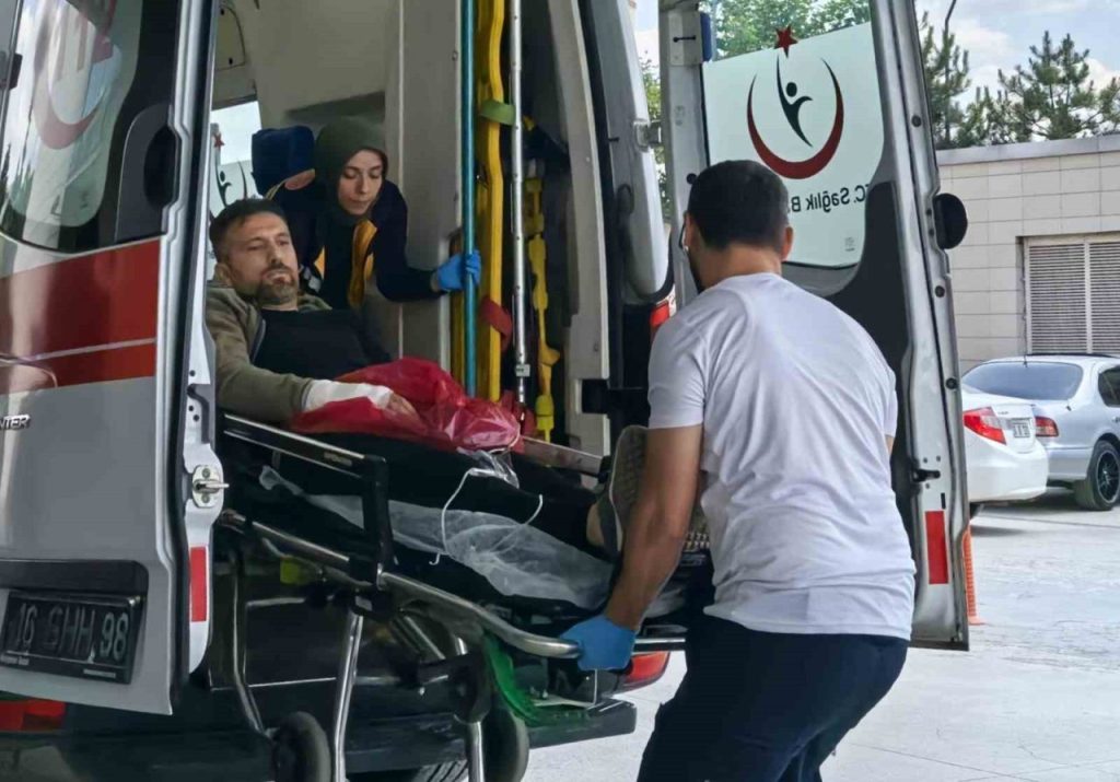 agac keserken motorlu testere ile elini kesti b75c04cf21cb |