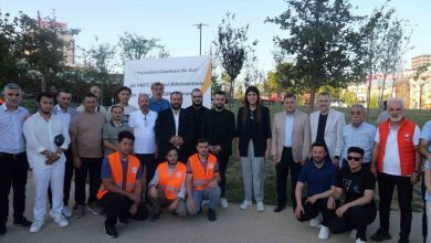 ak partili milletvekili derya ayaydin vatandaslarla sohbet ederek dondurma ikram etti 0f958922e123 |