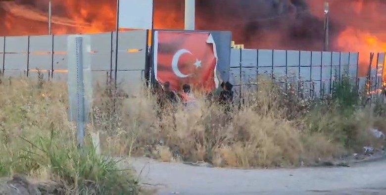 alev alev yanan fabrikada kalan turk bayragini boyle kurtardi 40dd310759c4 |