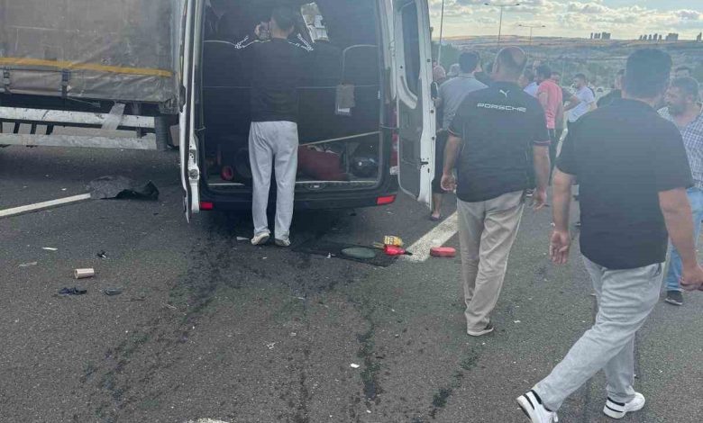 ankarada servis minibusu kamyona carpti 1 olu 5 yarali 102dce776834 |