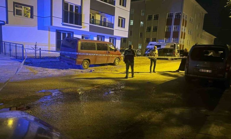 Annesiyle boşanma aşamasındaki babasını sokak ortasıda bıçakladı 1 annesiyle bosanma asamasindaki babasini sokak ortasida bicakladi e6d9c177e75f |