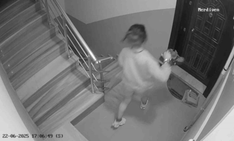 Arnavutköy’de apartmana giren çocuk 30 bin liralık ayakkabı çaldı 1 arnavutkoyde apartmana giren cocuk 30 bin liralik ayakkabi caldi 062cee2d3f21 |