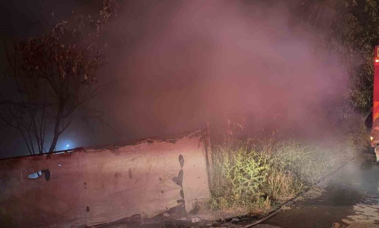 Arnavutköy’de tek katlı baraka alev alev yandı 1 arnavutkoyde tek katli baraka alev alev yandi 5b6d85a93d52 |
