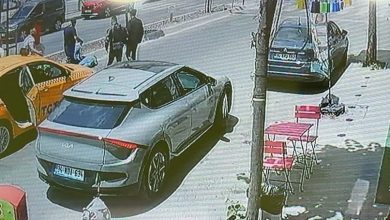 arnavutkoyde yolun karsisina gecmek isteyen adama taksi carpti 4647cc02ba40 |
