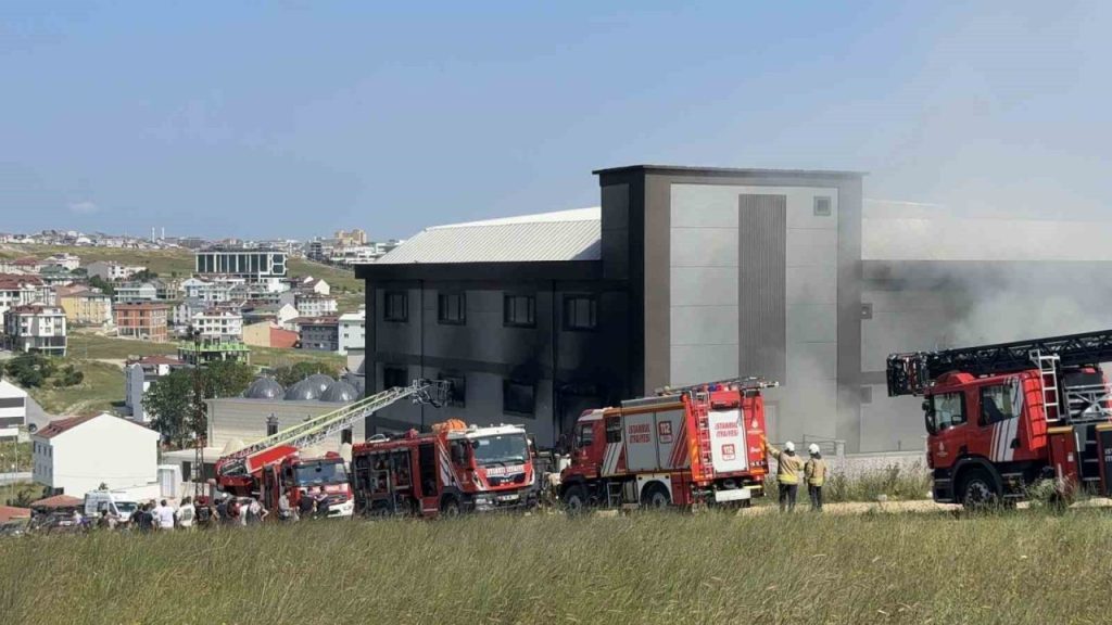 arnavutkoydeki terlik fabrikasinda cikan yangin sonduruldu 2b92b9d9920f |