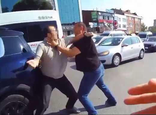 atasehirde yol verme kavgasinda suruculer birbirine girdi ehliyetler gidiyor yapmayin af78a57b1400 |