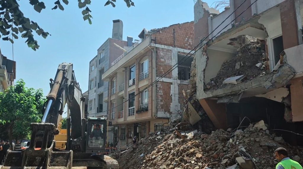 avcilarda kismi coken binanin yikimi sirasinda bitisik apartmanin da duvari yikildi bedd16a754e4 |