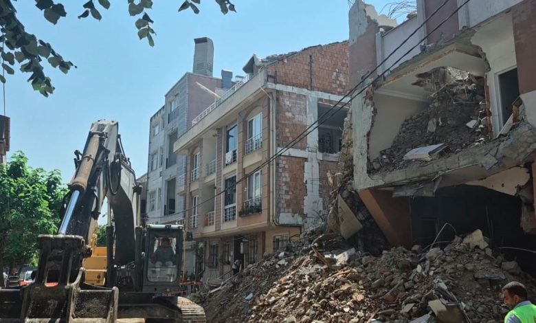 avcilarda kismi coken binanin yikimi sirasinda bitisik apartmanin da duvari yikildi bedd16a754e4 |