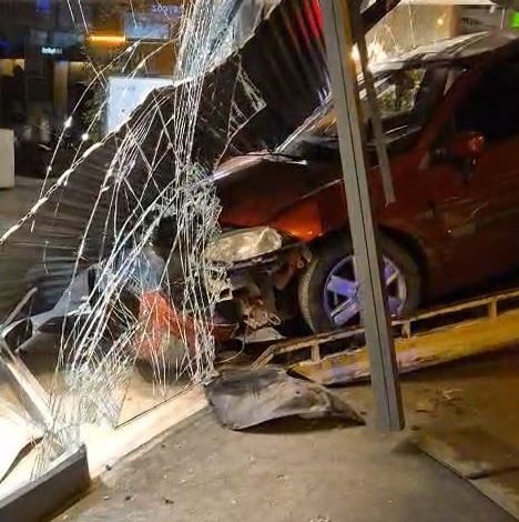 Avcılar’da makas atan sürücünün arkadan çarptığı otomobil mağazaya böyle daldı 1 avcilarda makas atan surucunun arkadan carptigi otomobil magazaya boyle daldi 7550272a276e |