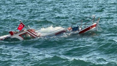 ayvalikta demirli olan balikci teknesi su alarak batti 3e183a45feca |
