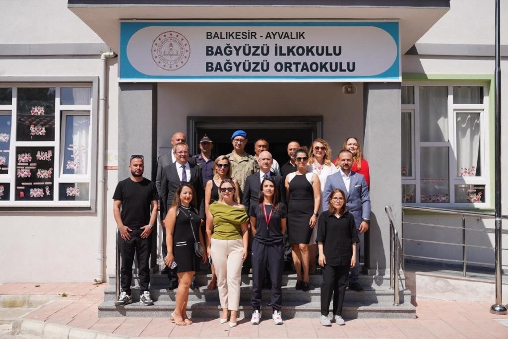 ayvalikta ogrencilerin karne heyecani 86405c6b7982 |