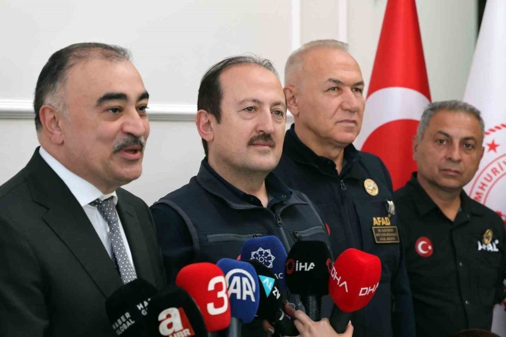 azerbaycanin ankara buyukelcisi mamadov afad personeline isbirligi rozeti takdim etti a5789ae16679 |