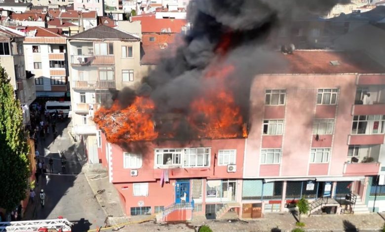 Bağcılar’da çatı yangını: Alevler yan binaya sıçradı 1 bagcilarda cati yangini alevler yan binaya sicradi ad6c7354a6b3 |
