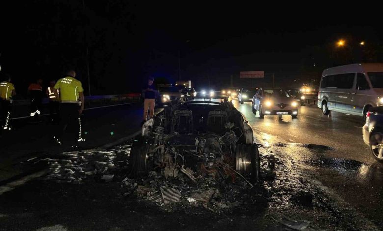 bahcelievlerde alev alev yanan luks otomobil hurda yiginina dondu 27f3dd03a747 |