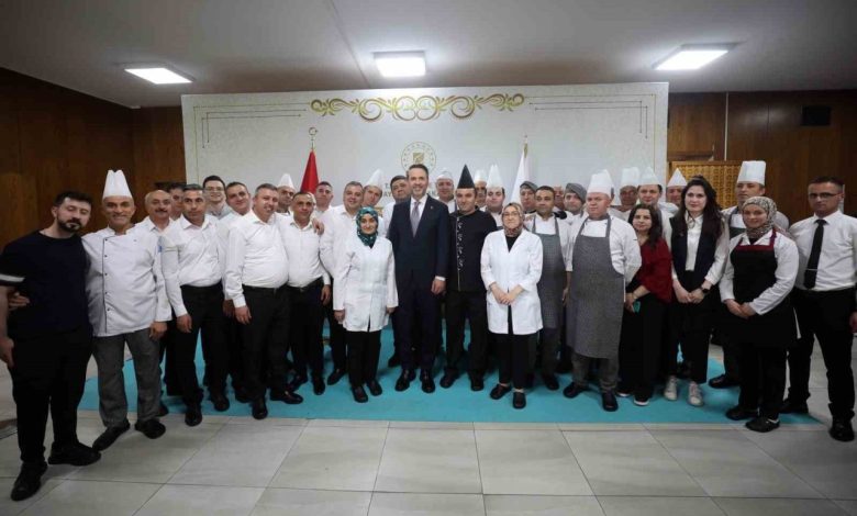 Bakan Bayraktar personel ile bayramlaştı 1 bakan bayraktar personel ile bayramlasti 652eca220886 |