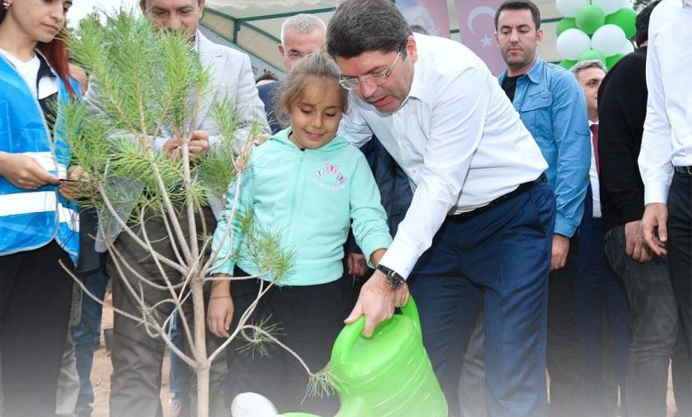 Bakan Tunç: "2015 yılından günümüze e-Tebligat göndererek 177 bin 655 ağacı kesilmekten kurtardık" 1 bakan tunc 2015 yilindan gunumuze e tebligat gondererek 177 bin 655 agaci kesilmekten kurtardik de504970090d e1749114069596 |