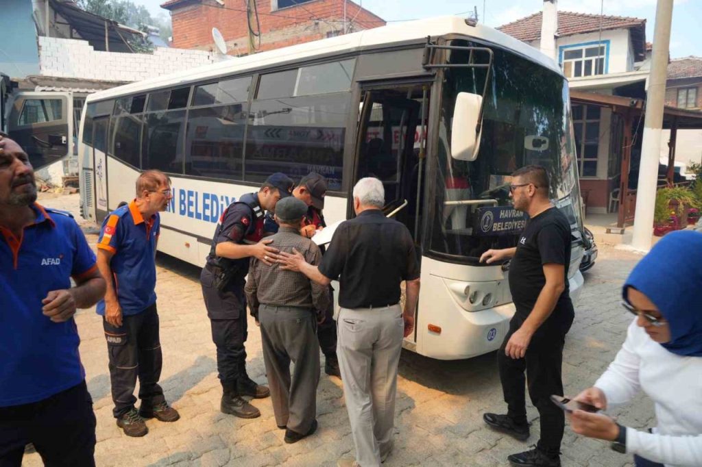 balikesirdeki orman yangininda sarnic kirsal mahallesi bosaltiliyor b1bd63fe93fd |