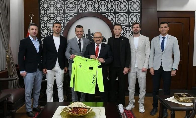 Balıkesirli Süper Lig hakemleri ve gözlemciler Vali Ustaoğlu’nu ziyaret etti 1 balikesirli super lig hakemleri ve gozlemciler vali ustaoglunu ziyaret etti 0dc8721e7227 |