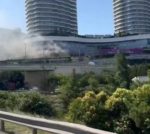 basaksehirde bulunan mall of istanbul alisveris merkezinin mal kabul bolumunde yangin cikti olay yerine cok sayida itfaiye ekibi sevk edildi itfaiyenin yangina mudahalesi suruyor c97ee410abe9 |