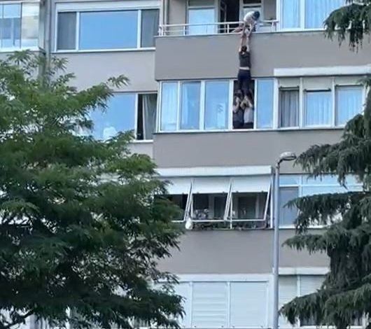 Beşiktaş’ta intihar girişiminde bulunan kadını komşuları son anda kurtardı: O anlar cep telefonu kamerasında 1 besiktasta intihar girisiminde bulunan kadini komsulari son anda kurtardi o anlar cep telefonu kamerasinda 063b3f841acd |
