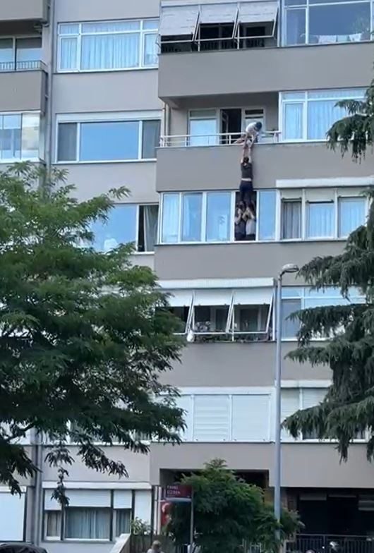 besiktasta intihar girisiminde bulunan kadini komsulari son anda kurtardi o anlar cep telefonu kamerasinda 063b3f841acd |