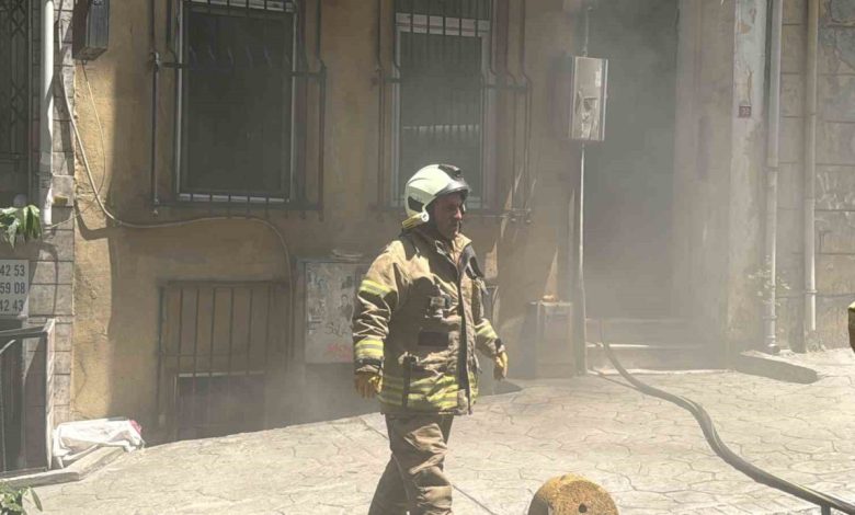 Beyoğlu’da ütü prizde unutulunca yangın çıktı 1 beyogluda utu prizde unutulunca yangin cikti 3ca5efe11c13 |