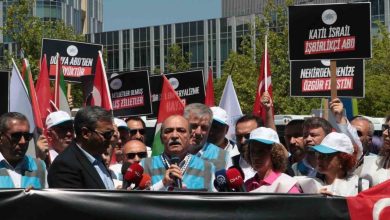 buro memur senden abd buyukelciligi onunde siyah celenkli protesto 1ca0eff252a8 |