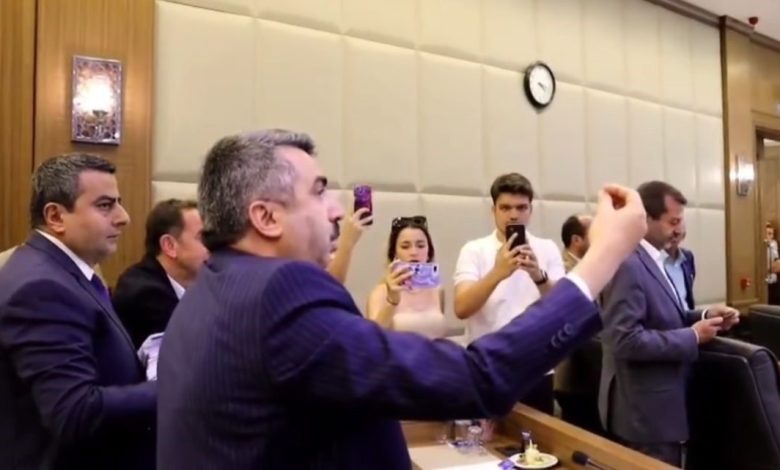 bursa buyuksehir meclisinde gerginlik a53e78b3e0e4 |
