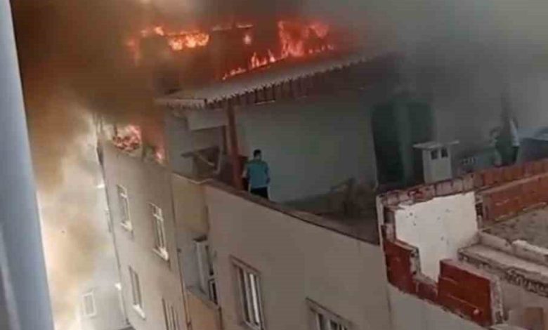 Bursa’da 3 katlı binanın çatı katı alev alev yandı 1 bursada 3 katli binanin cati kati alev alev yandi 14e9fe2e3fe5 |
