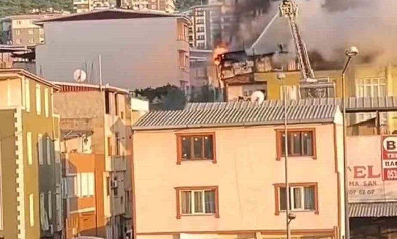Bursa’da 5 katlı binanın çatı katı alevlere teslim oldu 1 bursada 5 katli binanin cati kati alevlere teslim oldu 3a371bca390d |