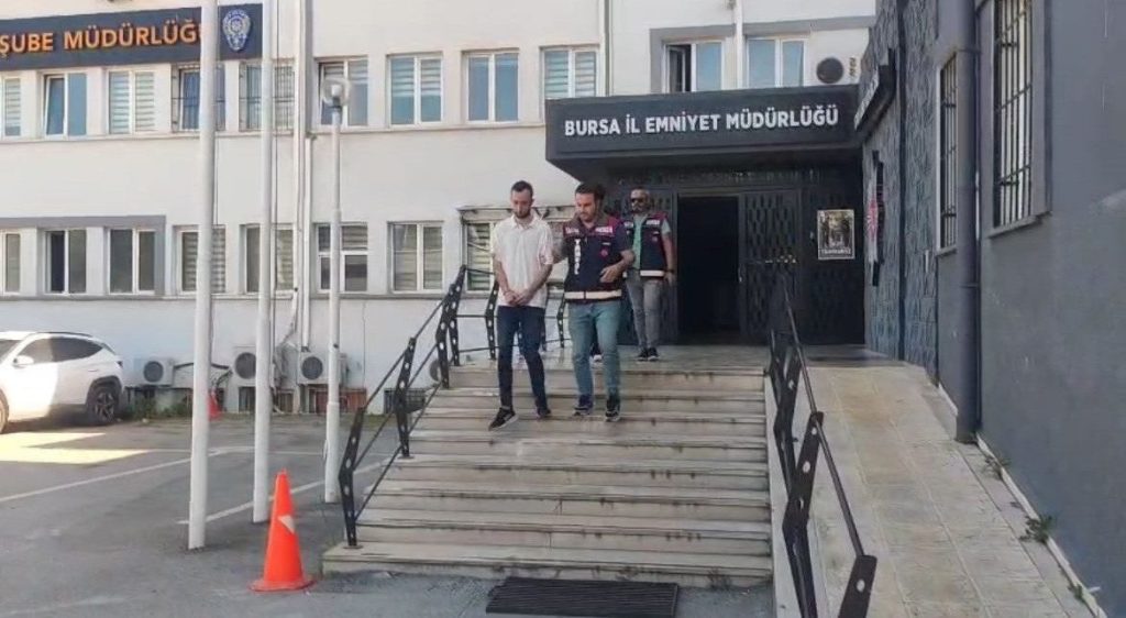 bursada 700 bin liralik altin dolandiriciligi 2 supheli tutuklandi 04e54abaf7d4 |